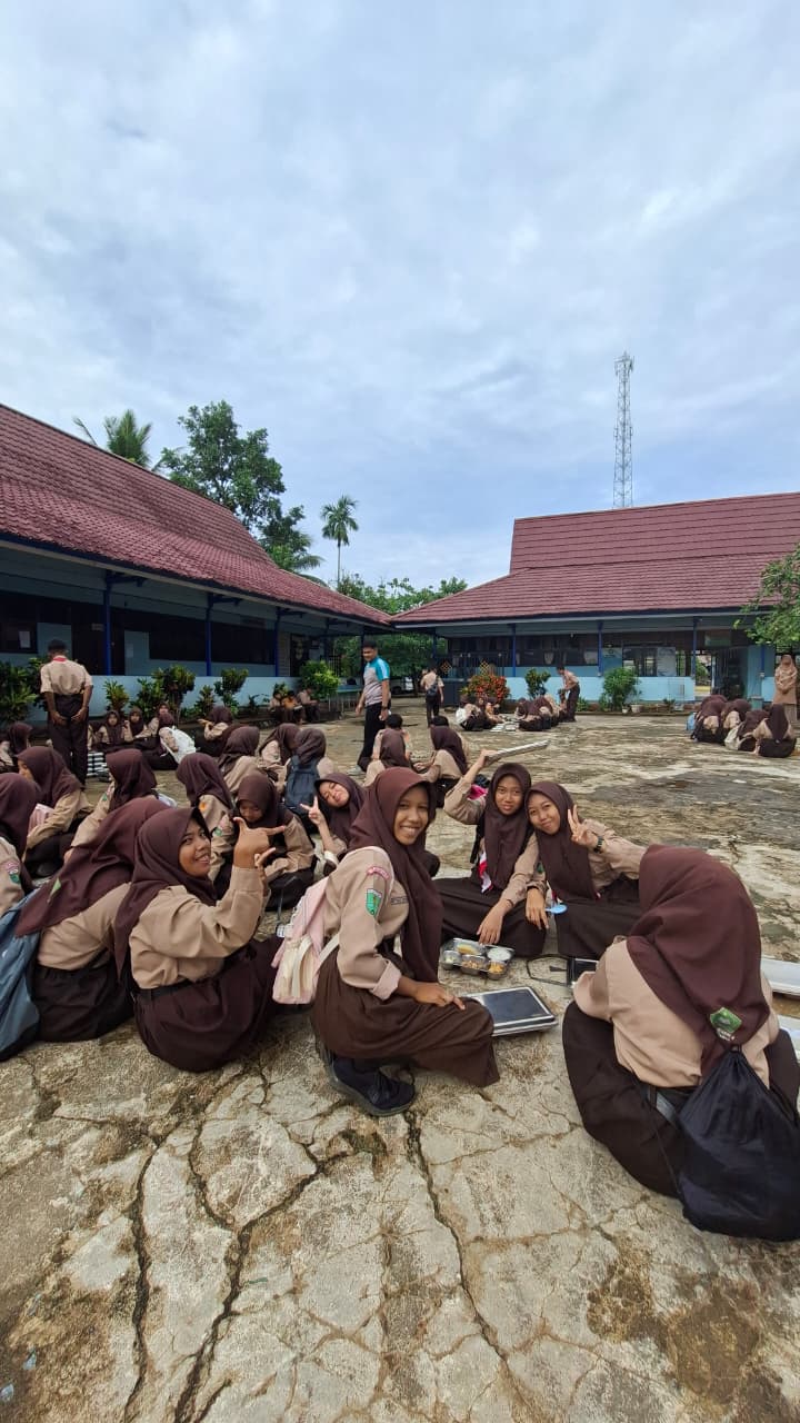 Makan Bergizi Gratis (MBG) Bersama dan Jumat Bersih di MTs Negeri 2 Mempawah