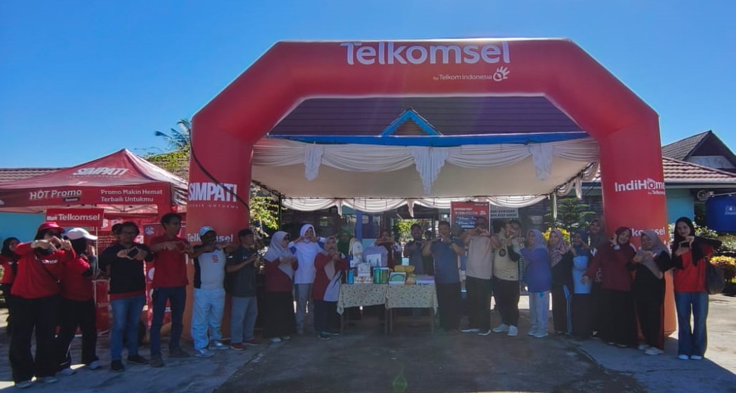 Senam Bersama Telkomsel Meriahkan Kebersamaan di MTs Negeri 2 Mempawah