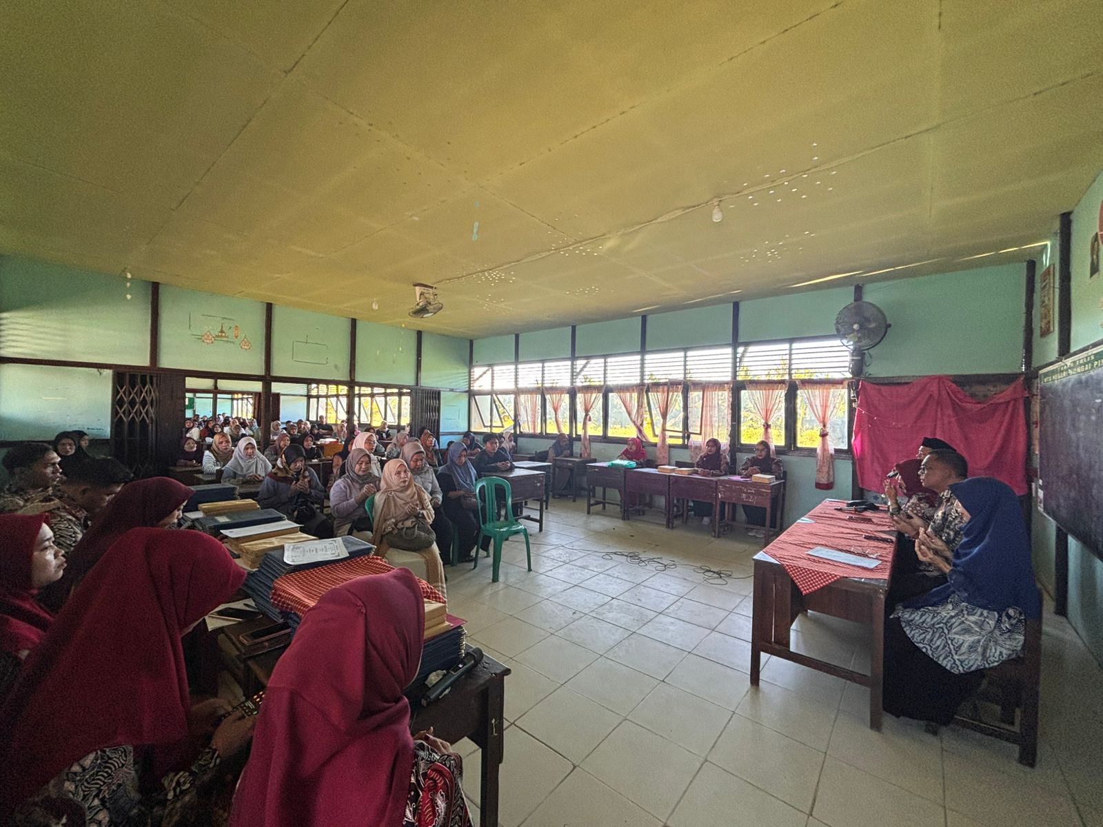 Suasana Haru dan Bangga Warnai Pembagian Rapor Kelas VII dan VIII MTs Negeri 2 Mempawah.