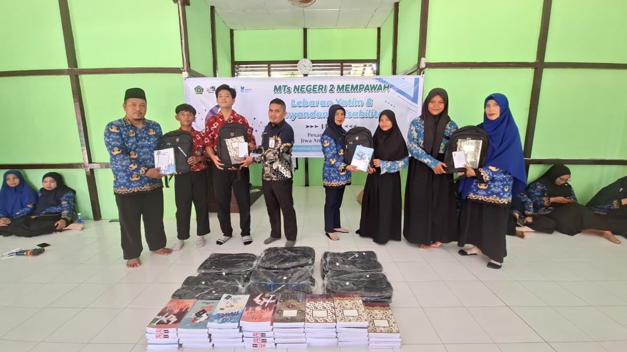 MTs Negeri 2 Mempawah Berbagi pada Peringatan Lebaran Yatim dan Penyandang Disabilitas 1448 H