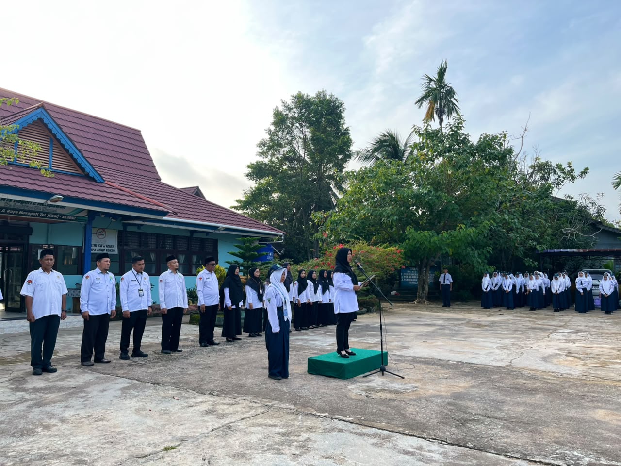 Upacara Hari Pertama Masuk Pembelajaran Semester Ganjil Tahun Pelajaran 2026/2027 di MTs Negeri 2 Mempawah
