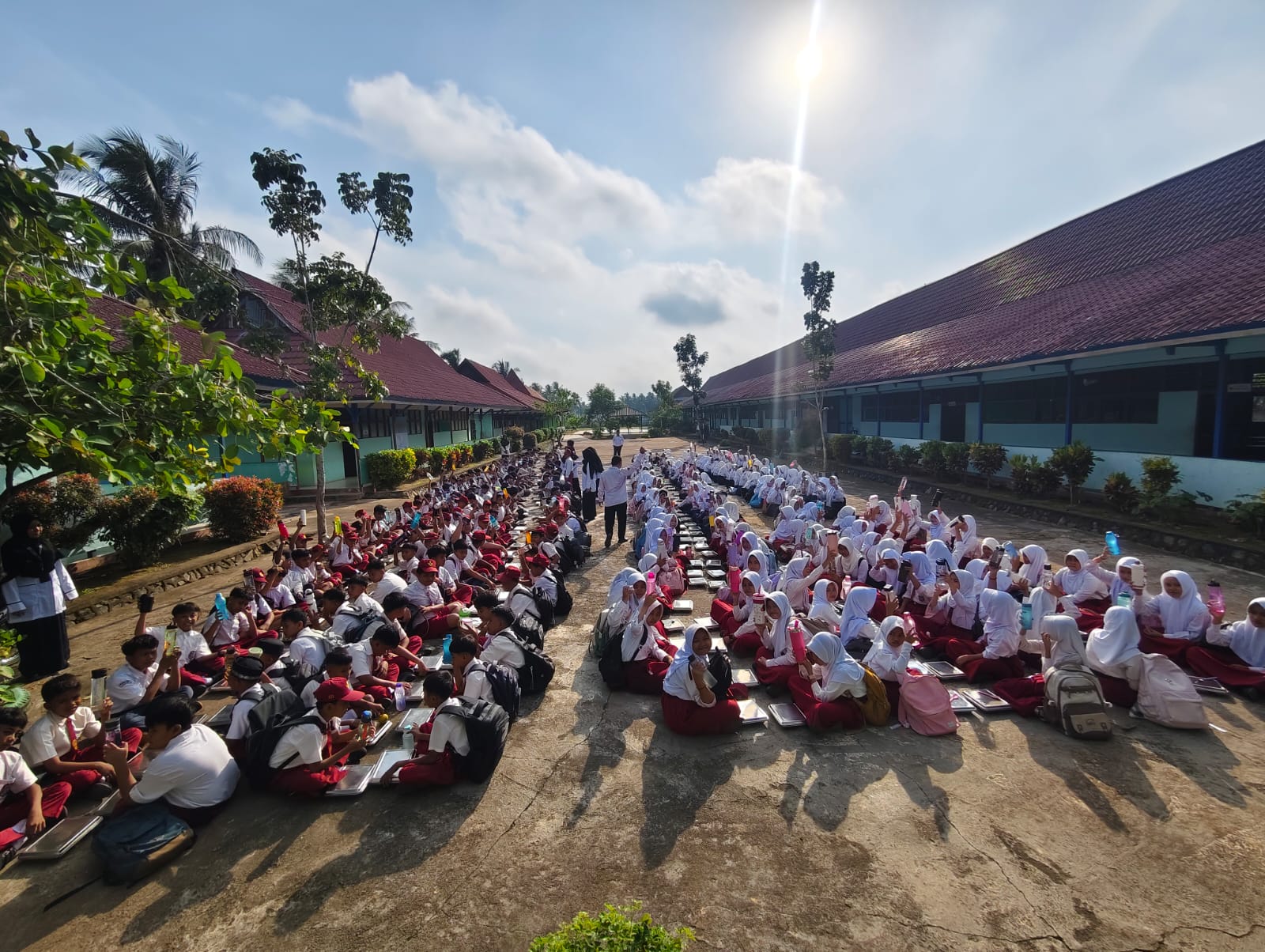 Hari Pertama Pelaksanaan Program Makan Bergizi Gratis (MBG) bagi Siswa Baru MTs Negeri 2 Mempawah Semester Ganjil Tahun Pelajaran 2026/2027