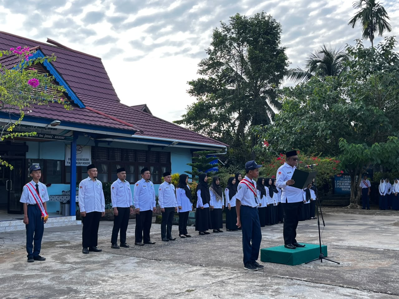 Upacara Bendera Hari Senin Awal Pembelajaran Pasca MATAMUDA MTs Negeri 2 Mempawah