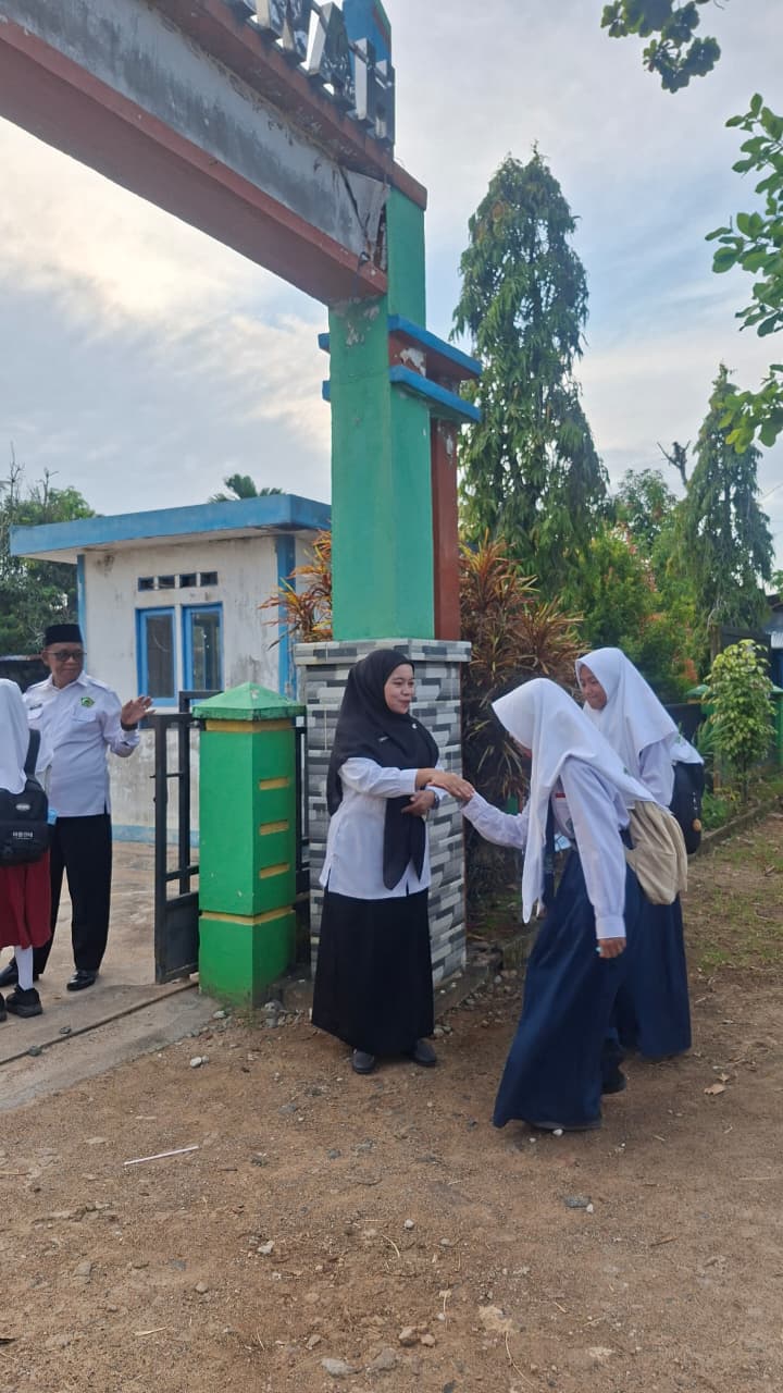 Kegiatan Rutin Pagi Menyambut Kehadiran Peserta Didik MTs Negeri 2 Mempawah