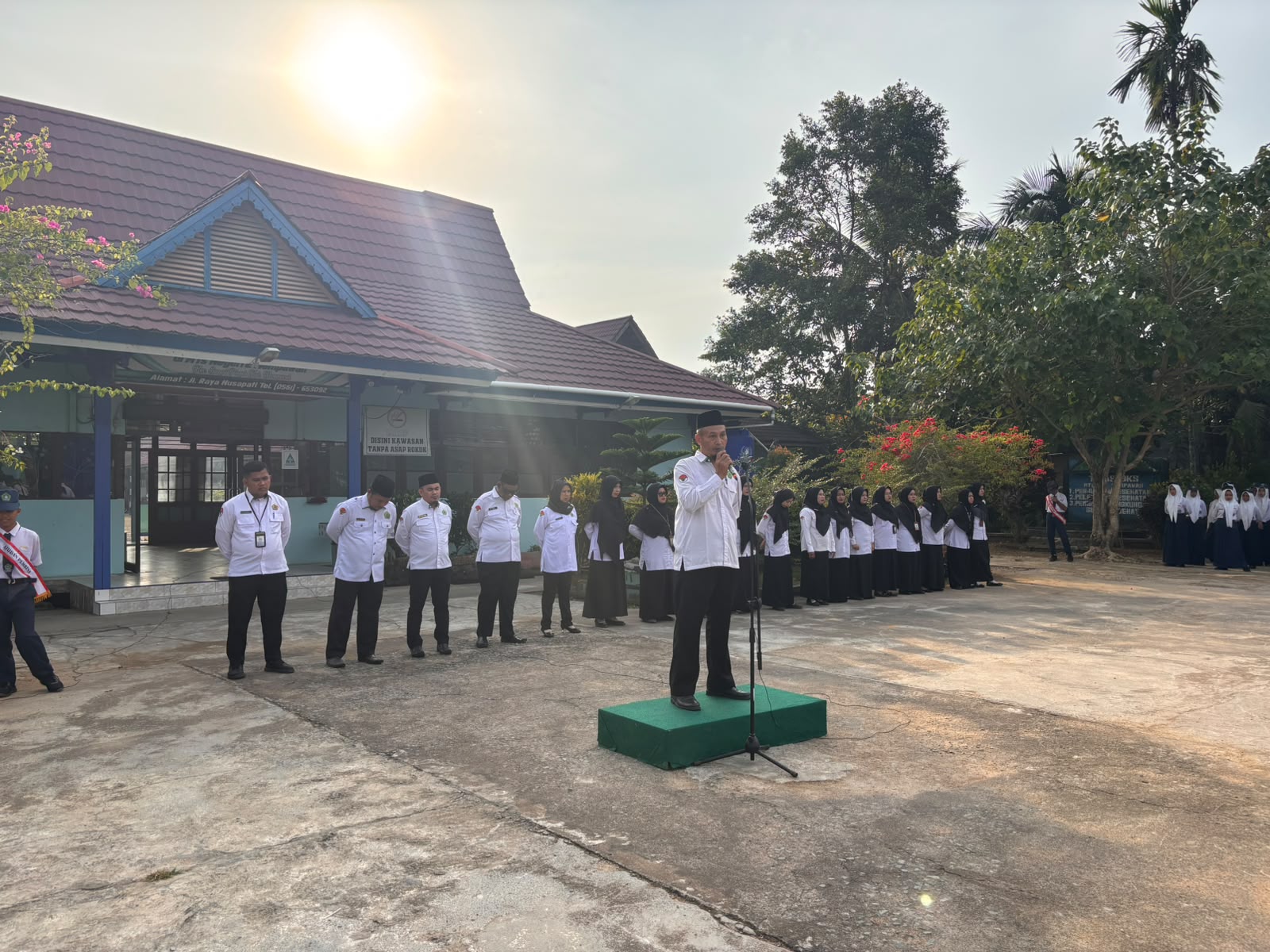 Upacara Bendera Rutin Hari Senin MTs Negeri 2 Mempawah